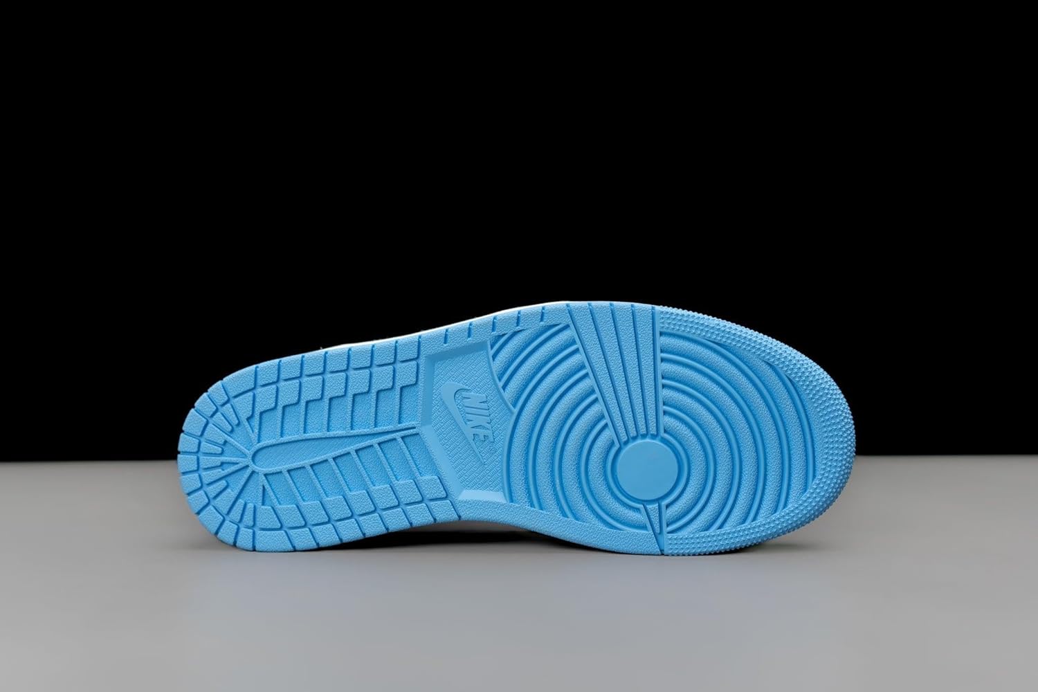 Nike Men's Air Jordan 1 Retro High OG Sneaker - Image 7